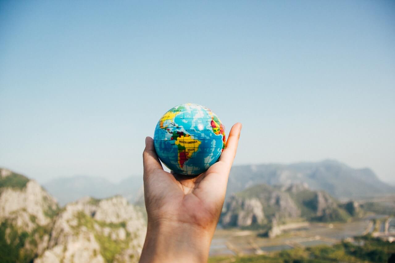 É possível comprar apartamento no Brasil morando no exterior?