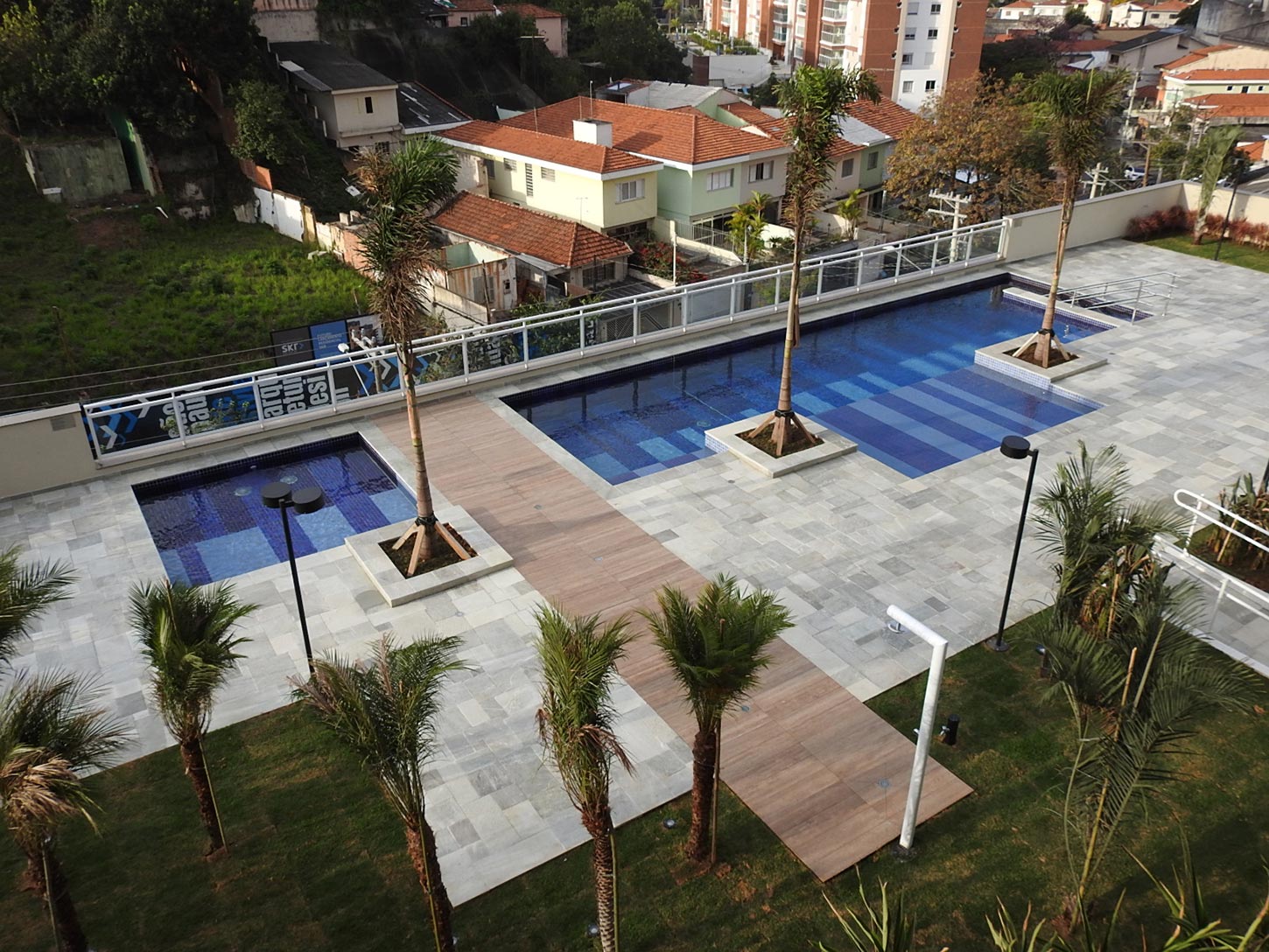 Área de lazer com piscina