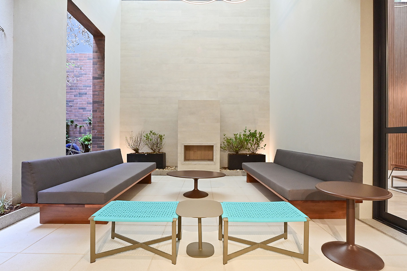 Lounge com biolareira e jardim