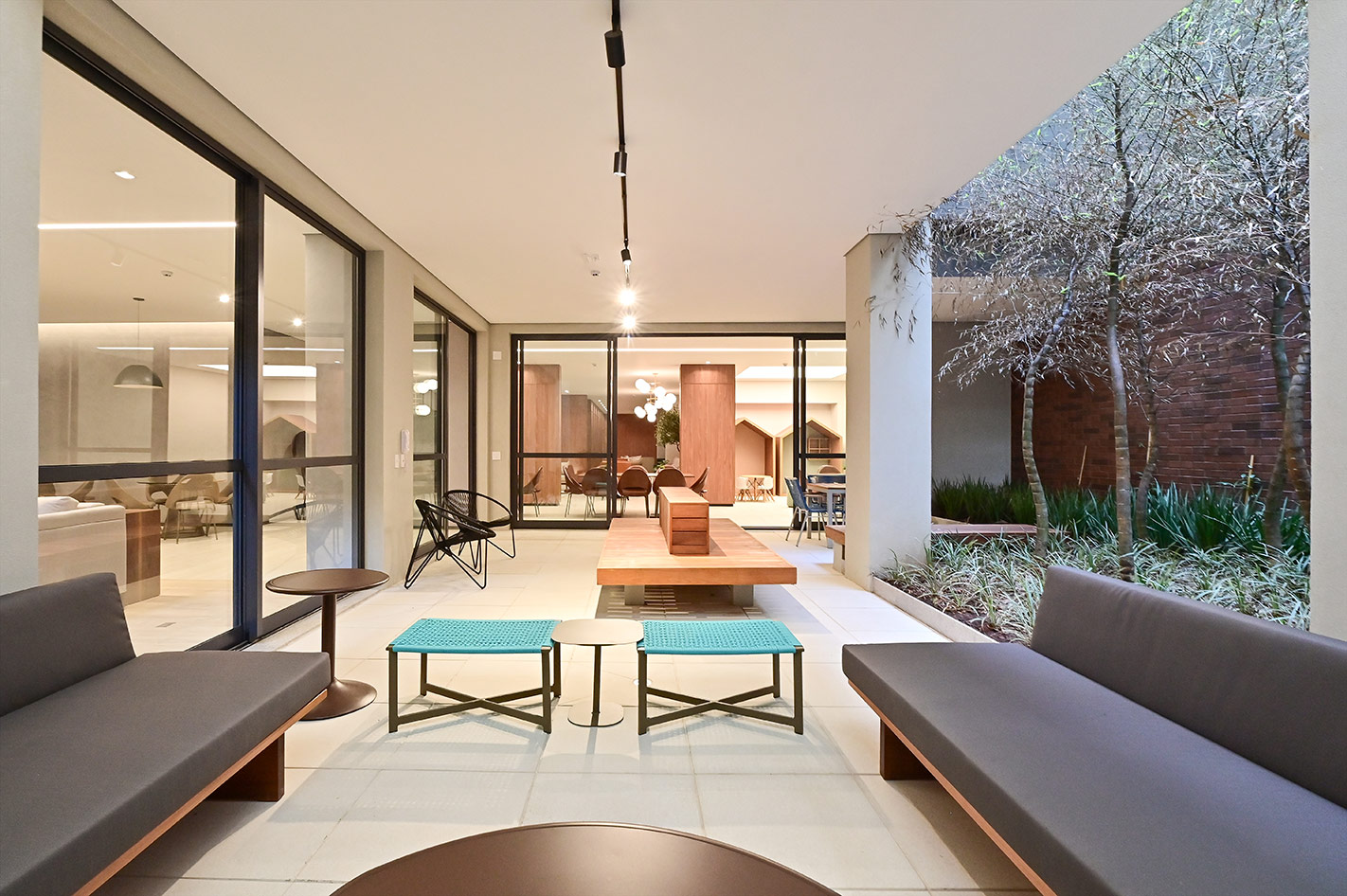 Lounge com biolareira e jardim