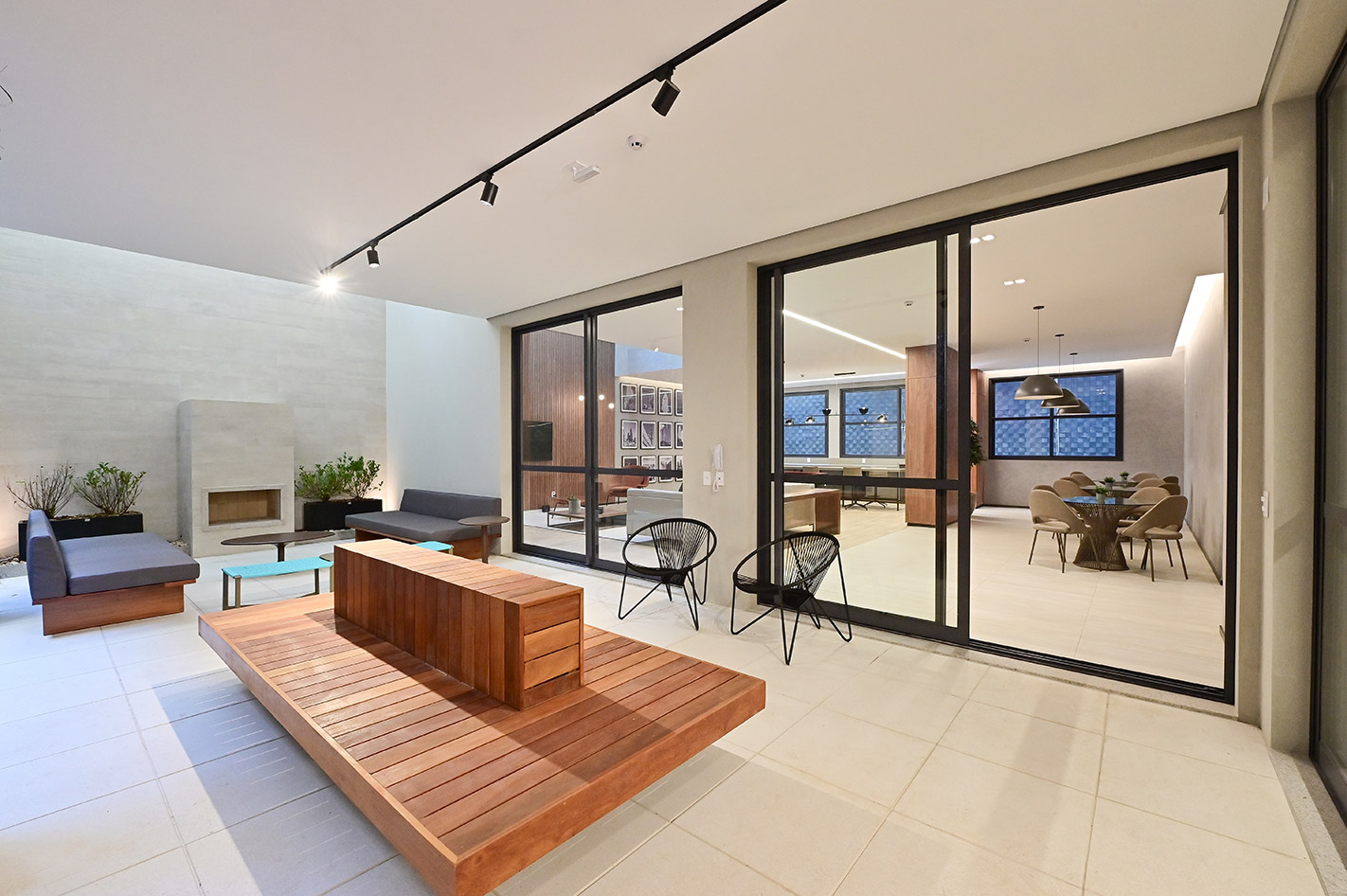 Lounge com biolareira e jardim