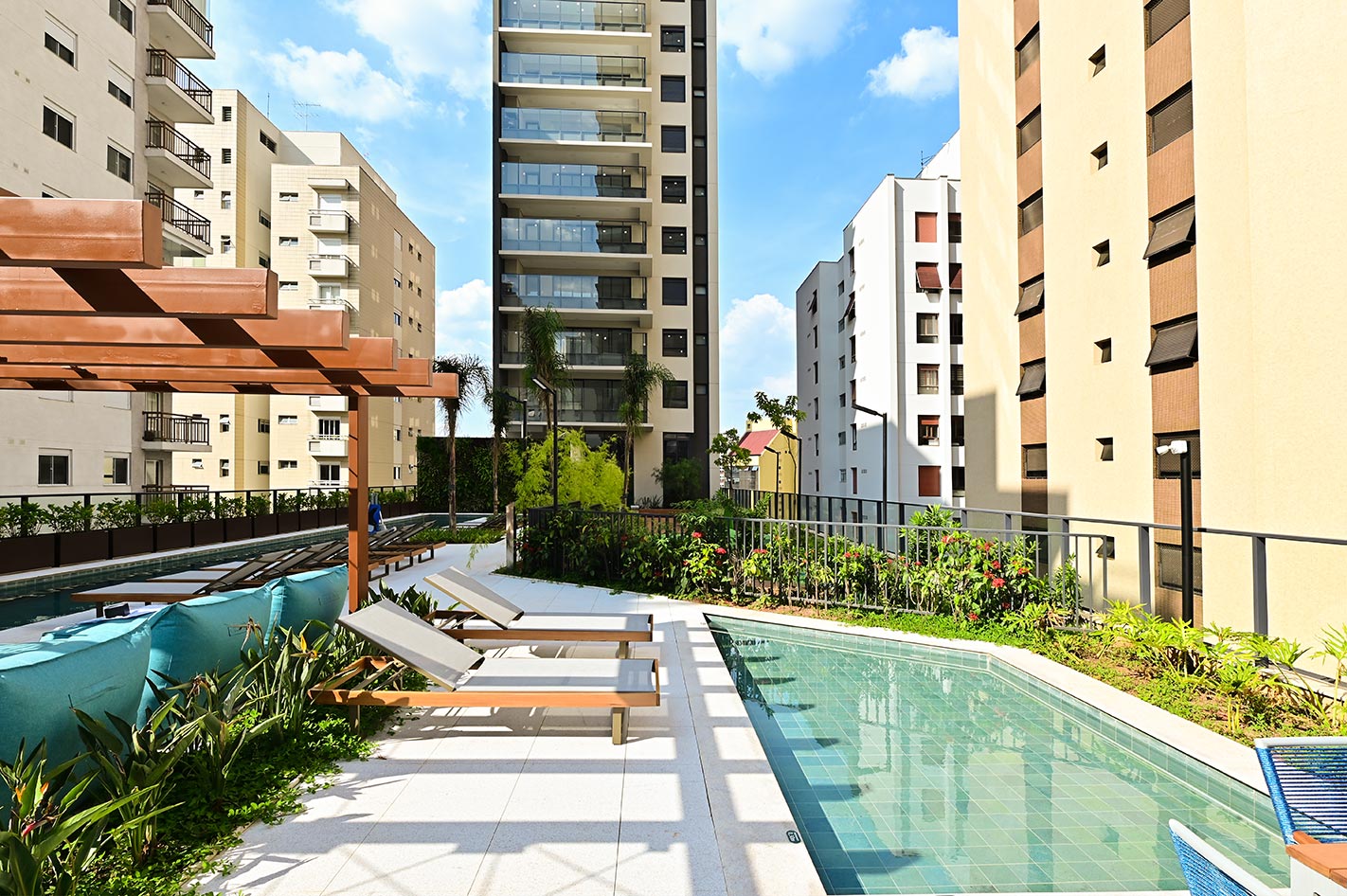 Piscina com solarium